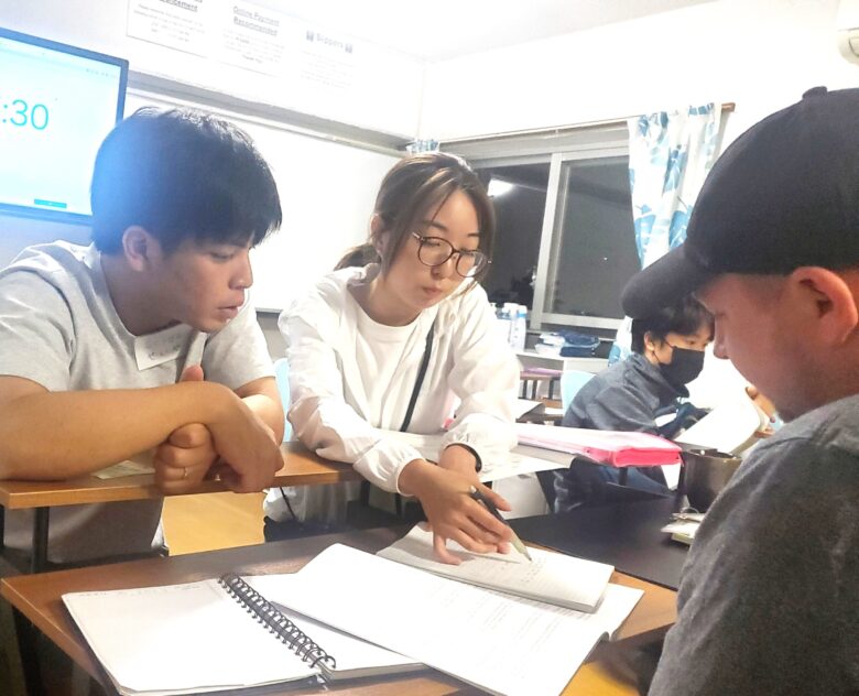 Blue House Okinawa Japanese / English School - Language Exchange in class 8
