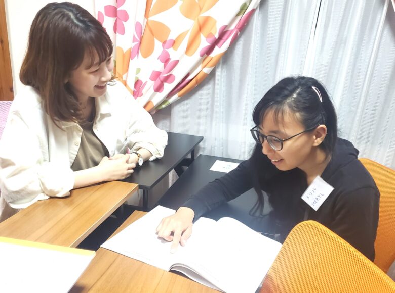 Blue House Okinawa Japanese /English School - Language Exchange in class 5